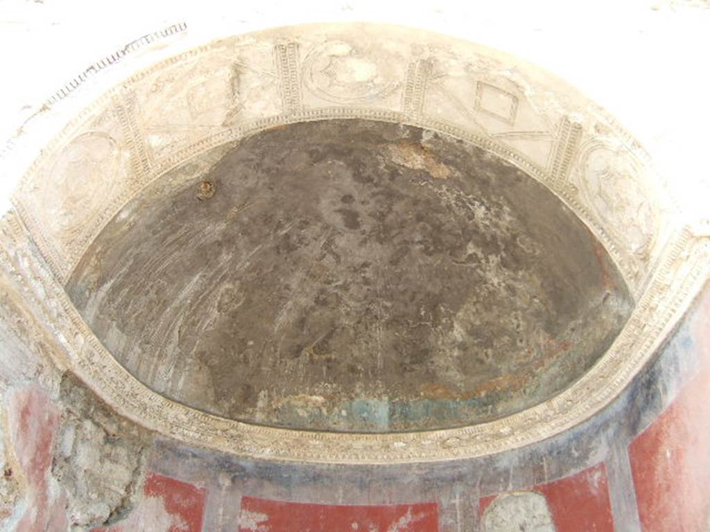 HGE09 Pompeii. May 2006. Band of stucco decoration at top of painted walls.
The remains of painted decoration can be seen above this at the base of the semi-circular dome of the niche.