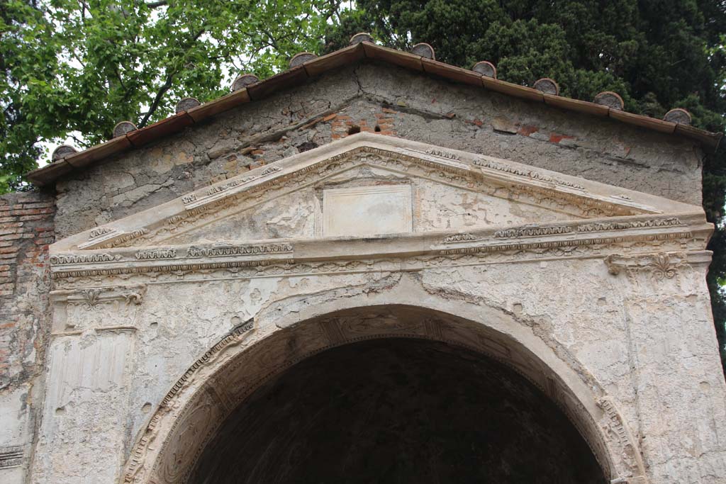 HGE09 Pompeii. April 2014. Aedicula top with blank plaque. Photo courtesy of Klaus Heese.