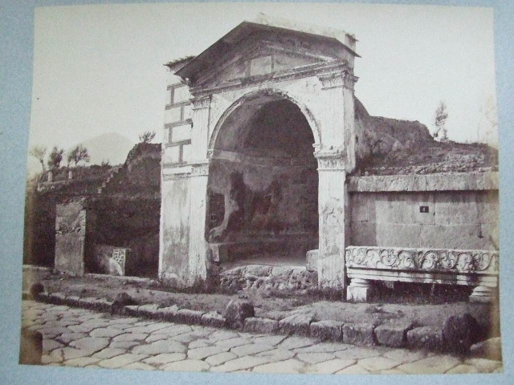 HGE10 Pompeii on left, with counter or podium. HGE09 in centre and HGE08 on right. Old undated photograph courtesy of the Society of Antiquaries, Fox Collection.