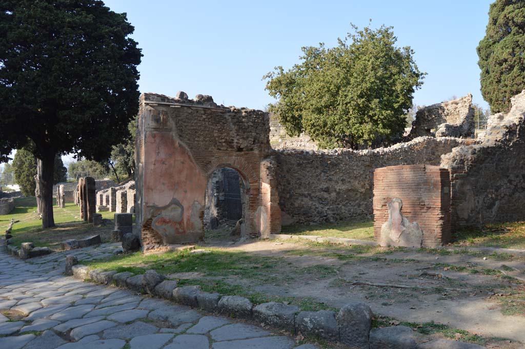 HGE13 Pompeii, on right. October 2017. Looking north-east along east side of Via dei Sepolcri.
Foto Taylor Lauritsen, ERC Grant 681269 DÉCOR.