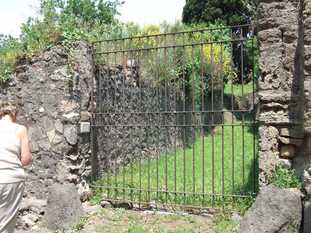 HGE15 Pompeii. May 2006. Entrance doorway, but numbered as 14 on doorway.