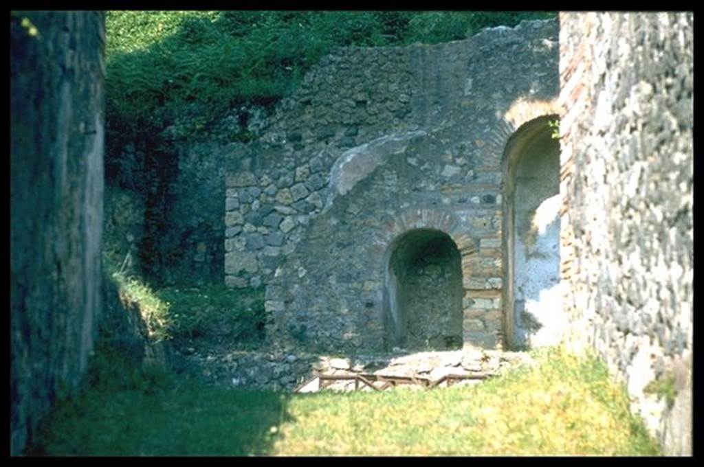 HGE15A Pompeii. Looking east towards graves from entrance HGE15. Photographed 1970-79 by Günther Einhorn, picture courtesy of his son Ralf Einhorn.