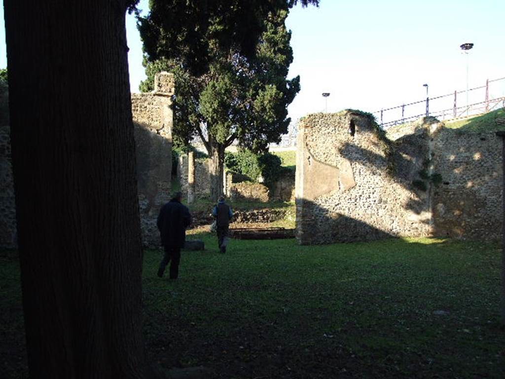 HGE15A Pompeii. December 2006. Looking north across garden towards two graves in metal frames.