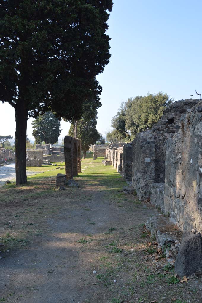 HGE16 Pompeii, on right, although marked with No.15. October 2017.
Looking north on Via dei Sepolcri.
Foto Taylor Lauritsen, ERC Grant 681269 DÉCOR.