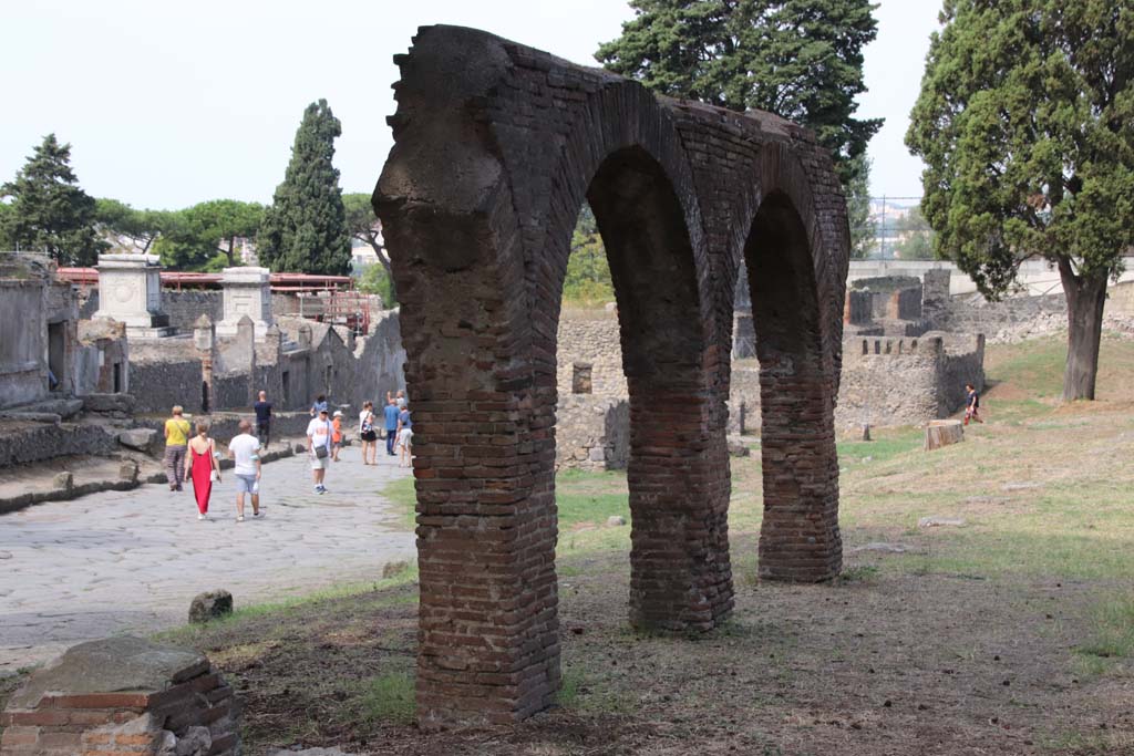 HGE16 Pompeii. September 2021.
Looking north on east side of Via dei Sepolcri from HGE16, towards colonnade outside HGE18. Photo courtesy of Klaus Heese.