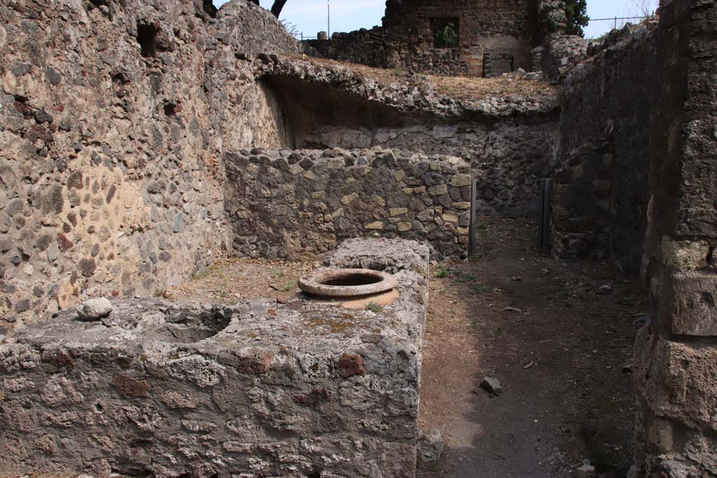 HGE16 Pompeii. September 2021. Looking east across counter towards rear room. Photo courtesy of Klaus Heese.