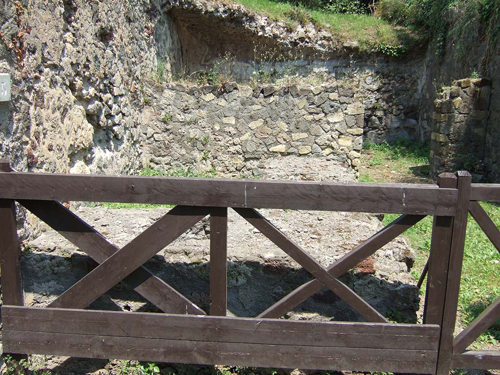 HGE16 Pompeii. May 2006. Looking east across counter towards rear room.