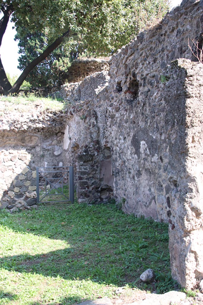 HGE17 Pompeii. October 2023.
Looking towards south-east corner and south wall of shop-room. Photo courtesy of Klaus Heese.