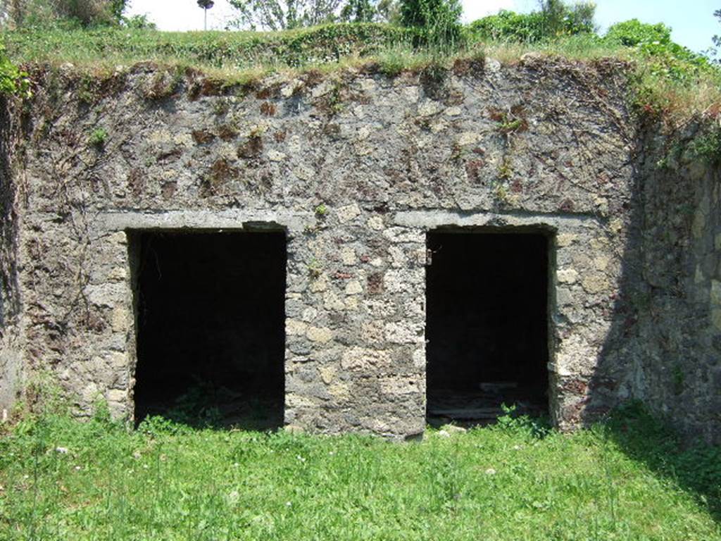 HGE19 Pompeii. May 2006. Two doorways to rear rooms.