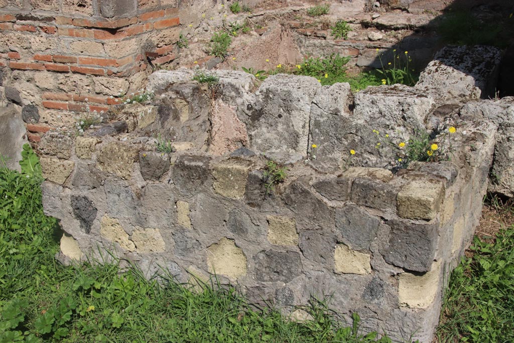 HGE20A Pompeii. October 2023. Looking east to front basin or cistern. Photo courtesy of Klaus Heese.