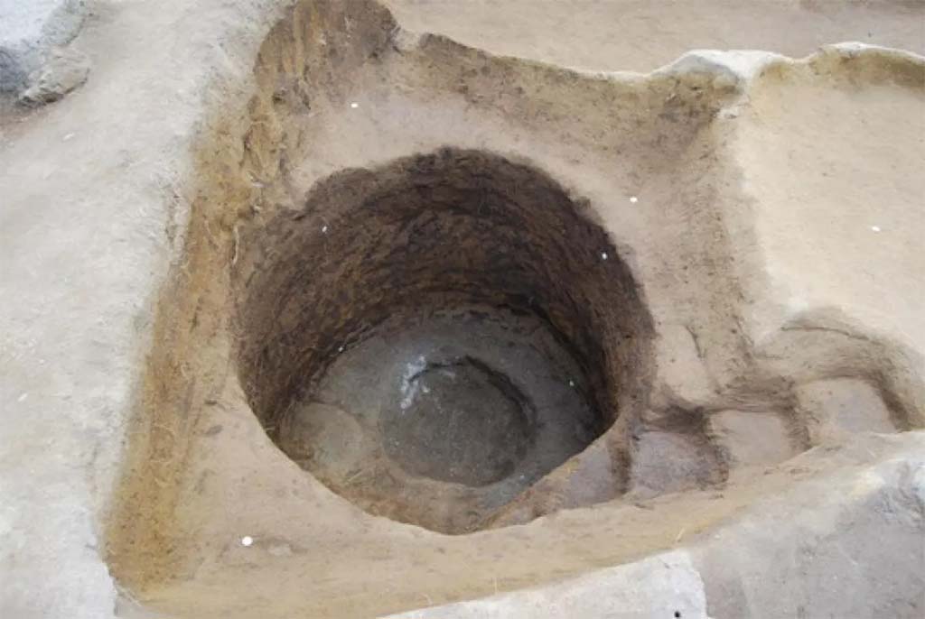 HGE20 Pompeii. June 2016. A circular pit, which is accessed by a few steps, must be related to bronze work.
The excavation of the HGE20 store identified a polymetallic production workshop, where bronze and iron were worked, installed in the back room of the building and in the room opening onto the portico. A circular pit, which is accessed by a few steps, must be related to bronze work. This is a casting pit, also used for firing the moulds needed to make bronze objects. This is the first permanent installation, unrelated to a construction site, discovered so far. In the main room, remains linked to the work of iron - slag, scale - make it possible to restore an activity linked to the work of this metal, probably thanks to a forge on a table. The two activities appear to have coexisted in the same store, although the workshop was no longer in operation at the time of the eruption.
Une fosse circulaire, à laquelle on accède par quelques marches doit être mise en relation avec le travail du bronze.
La fouille de la boutique N20 a permis d’identifier un atelier de production polymétallique, où l’on travaillait le bronze et le fer, installé dans l’arrière-boutique de l’édifice et dans la pièce ouvrant sur le portique. Une fosse circulaire, à laquelle on accède par quelques marches doit être mise en relation avec le travail du bronze. Il s’agit d’une fosse de coulée, servant également pour la cuisson des moules nécessaires à la fabrication d’objets en bronze. Il s’agit de première installation pérenne, non liée à un chantier de construction, découverte jusqu’alors. Dans la pièce principale, des restes liés au travail du fer - scories, battitures - permettent de restituer une activité liée au travail de ce métal, vraisemblablement grâce à une forge sur table. Les deux activités semblent avoir coexisté dans la même boutique, même si l’atelier n’était plus en activité au moment de l’éruption.
See Pompei- le secteur de la Porte d’Herculanum à Pompéi Centre Jean Bérard