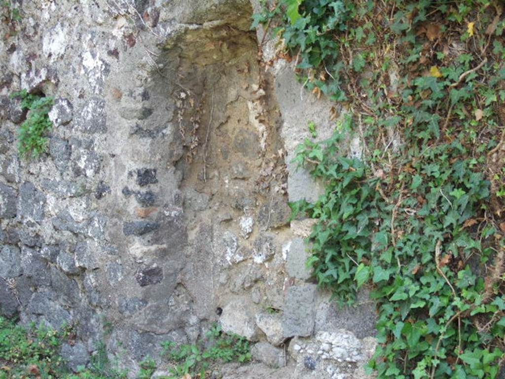 HGE20 Pompeii. May 2006. Arched niche.