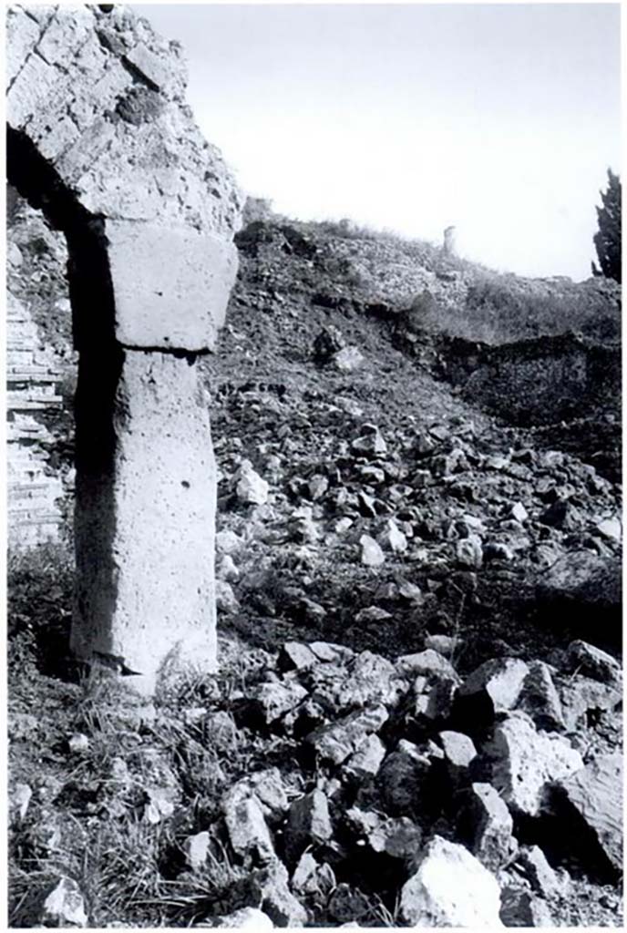 HGE23 Pompeii. May 2006. Looking north-east towards entrance doorway.
According to Garcia y Garcia, on 18th September 1943 a bomb smashed the poor remains of the shops at HGE22, 23, 24 and the colonnade outside them.
The damage was not recorded in the official report but can be seen in an archive photo.
See Garcia y Garcia, L., 2006. Danni di guerra a Pompei. Rome: L’Erma di Bretschneider. (p. 163) (fig. 398 -Foto PAP neg 57-A) Photograph © Parco Archeologico di Pompei.
