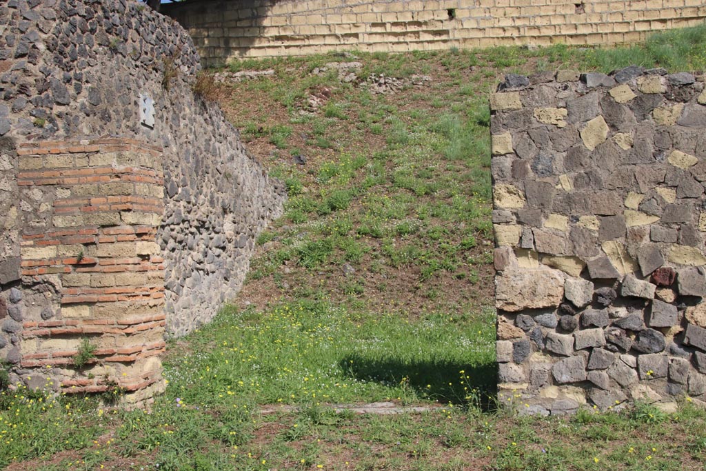 HGE24 Pompeii. October 2023. Looking east towards entrance doorway. Photo courtesy of Klaus Heese.
5786 Pompeji Laden (HGE24) - Bli Ri Osten.