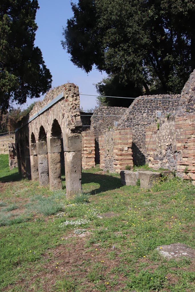 HGE25 Pompeii. October 2023.
Looking north on Via dei Sepolcri towards doorway on right. Photo courtesy of Klaus Heese.