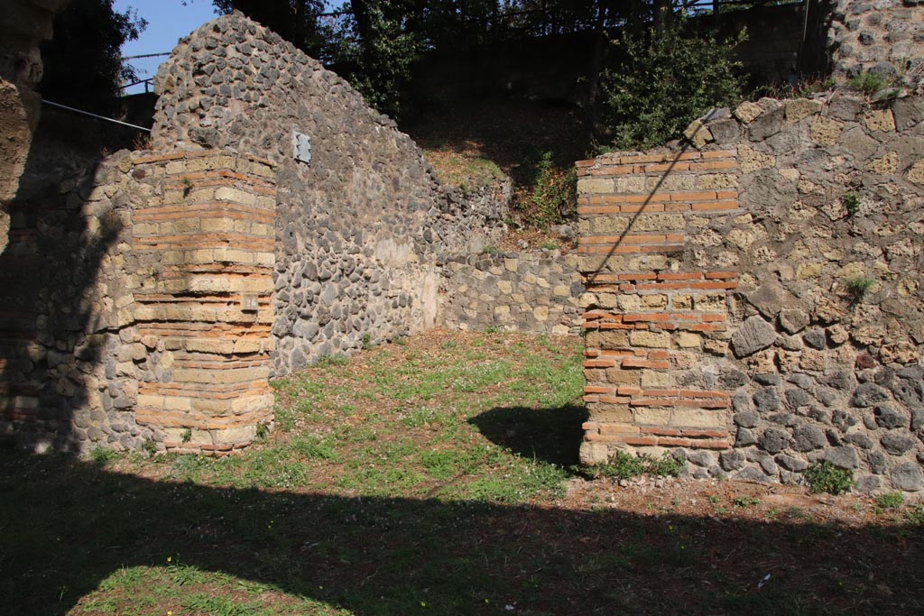 HGE26 Pompeii. October 2023. Looking towards entrance doorway. Photo courtesy of Klaus Heese.