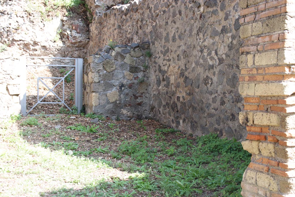 HGE26 Pompeii. October 2023.
Doorway to rear room in east wall, with south-east corner and south wall of shop-room. Photo courtesy of Klaus Heese.