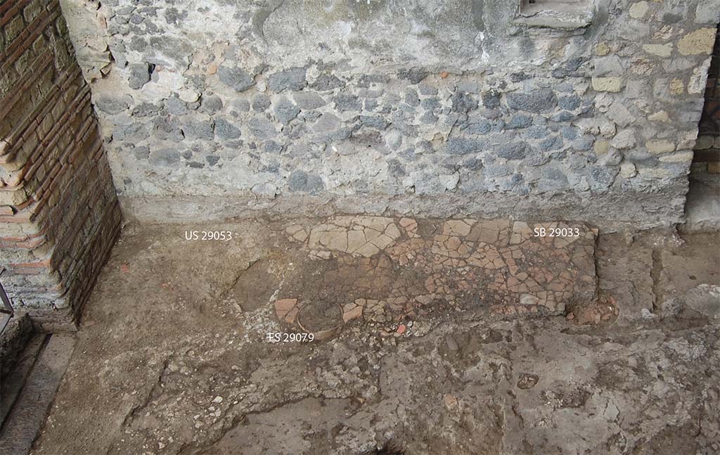 Fig. 6 - Pompéi. Photo de la structure bâtie faite de tuiles et briques taillées et du niveau de lapilli dans la pièce 1.
B. Lemaire.