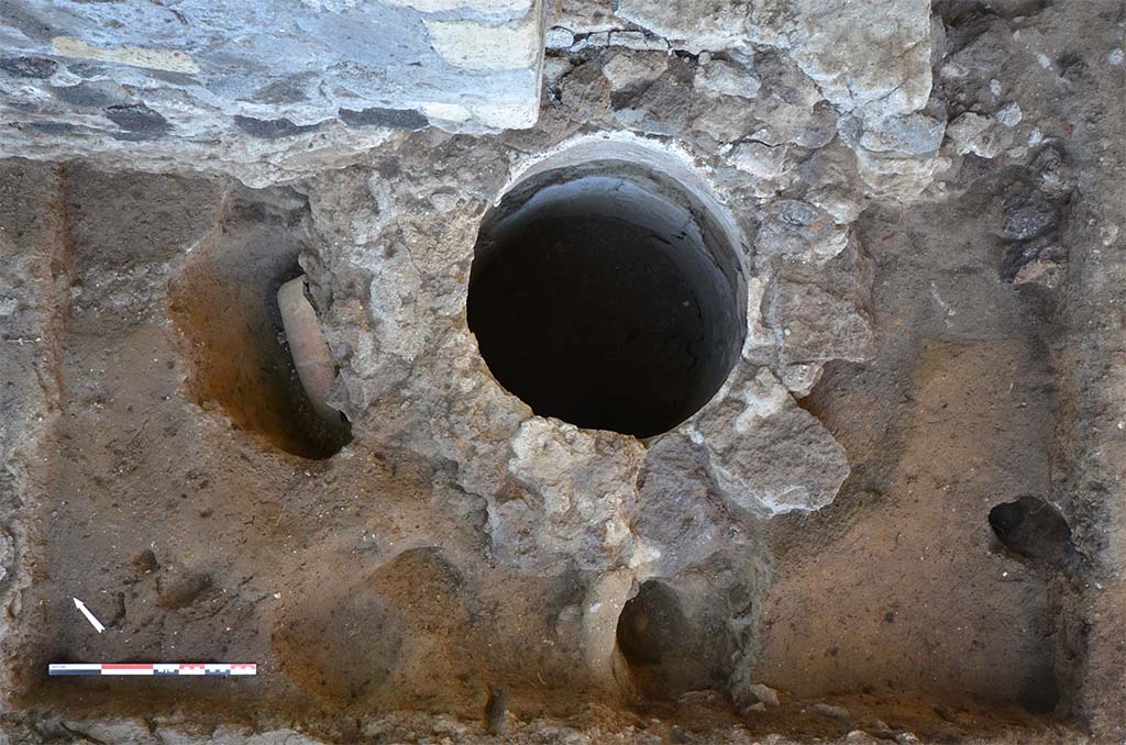 Fig. 6 - HGE29 Pompéi. La citerne et le bouchage de la brèche.
Photo © Centre Jean Bérard.