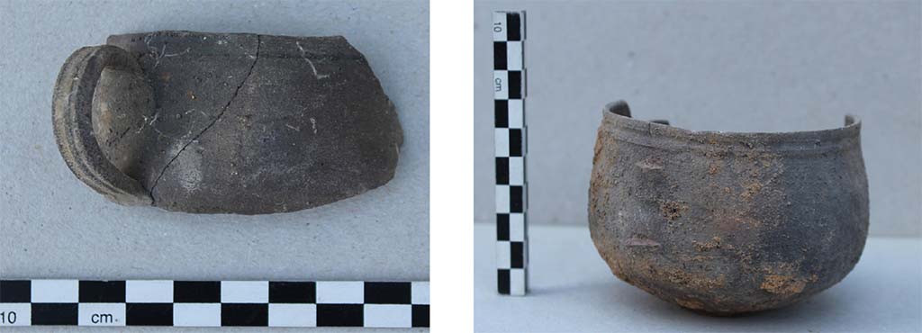 Fig. 7 - HGE29 Pompéi. Gobelets surcuits, en céramique à paroi fine mis au jour dans le remplissage des fosses de la pièce 1.
Photo © Centre Jean Bérard.