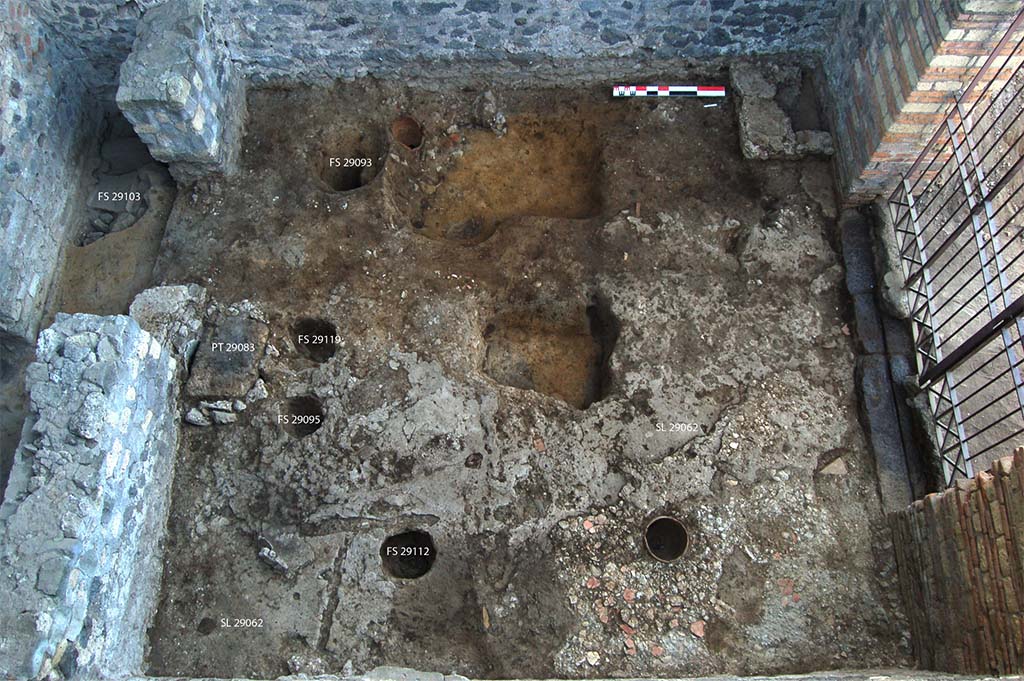 HGE29 Pompeii. 2012. Excavations in room 1. Photo B. Lemaire.
Photo courtesy of Laëtitia Cavassa, Bastien Lemaire, Guilhem Chapelin, Aline Lacombe, John-Marc Piffeteau and Giuseppina Stelo.