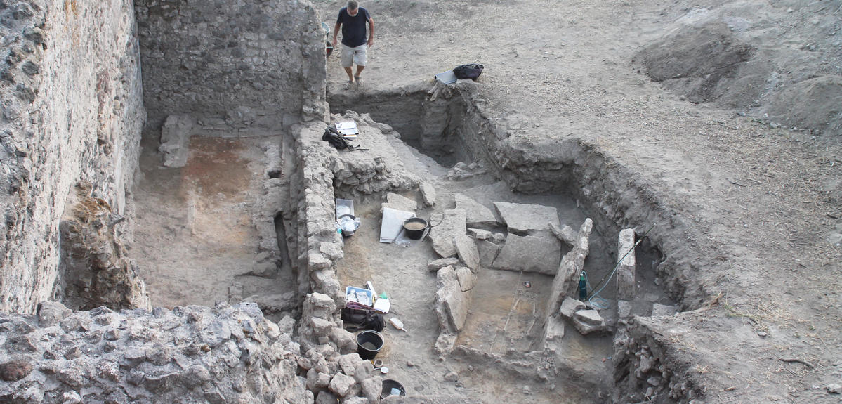 HGE30 Pompeii. 2016. The workshop is on the left with the Samnite tombs on the right. At the far end are the steps leading to the workshop.
© L. Cavassa/CNRS-AMU