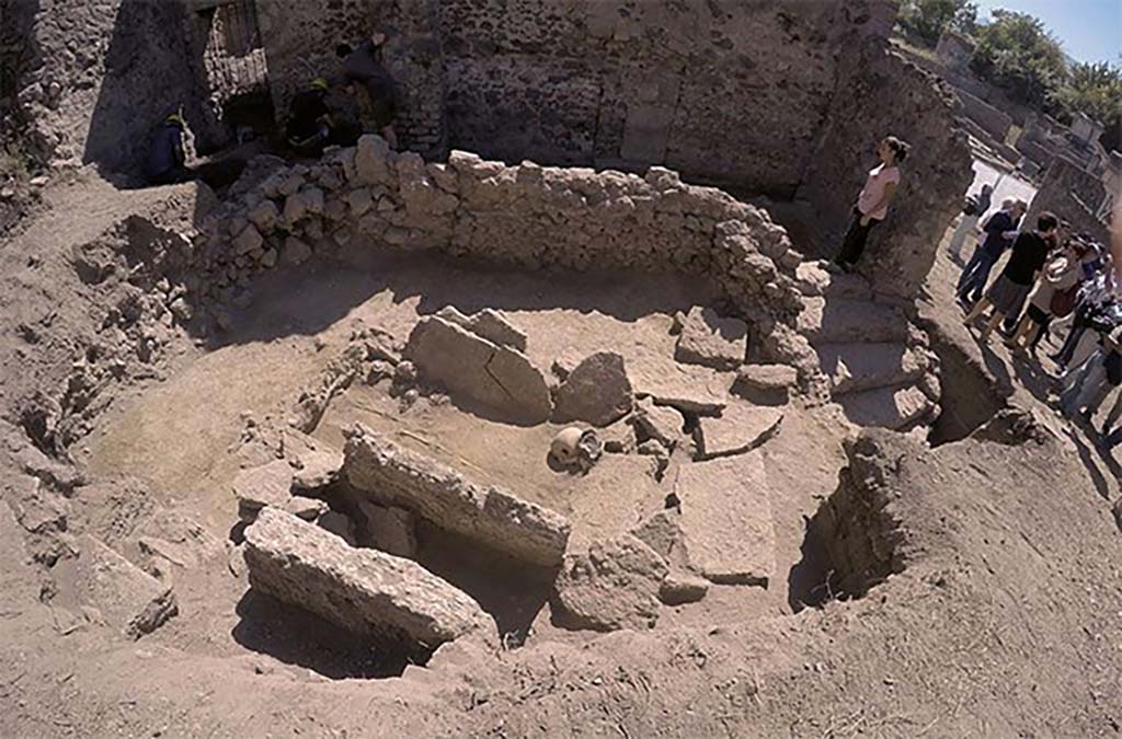 HG31A Pompeii. Tomb of a Samnite Woman. 2015. The tomb is located behind the wall of HGE30, a potter�s shop. 
Photograph � Parco Archeologico di Pompei.

