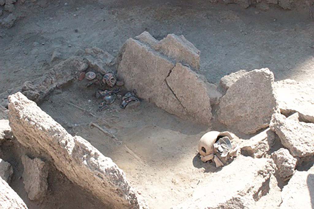 HG31A Pompeii. Tomb of a Samnite Woman. 2015. A cubic tomb built of limestone blocks from the Sarno River, which runs near Pompeii.
The Samnite woman was buried with a series of clay jars, or amphora.
These came from other regions of Italy revealing the extent of trade between the Samnites at Pompeii and other groups living across the Italian peninsula.
Photograph � Parco Archeologico di Pompei.
