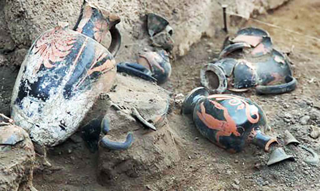 HG31A Pompeii. Tomb of a Samnite Woman. 2015. Red-figure Attica-style vases with red motifs on a black background.
Twelve locally-made vases in the Attica style were found close to the body. 
Photograph � Parco Archeologico di Pompei.
