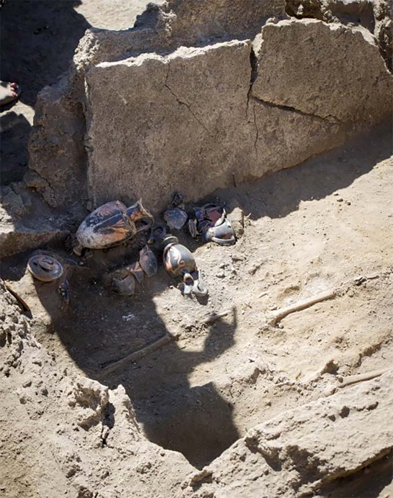 HG31A Pompeii. Tomb of a Samnite Woman. 2015. Grave goods at the left arm of the woman.
The contents of the jars will be analysed, but are thought to contain cosmetics, wine, and food.
Photograph � Parco Archeologico di Pompei.
