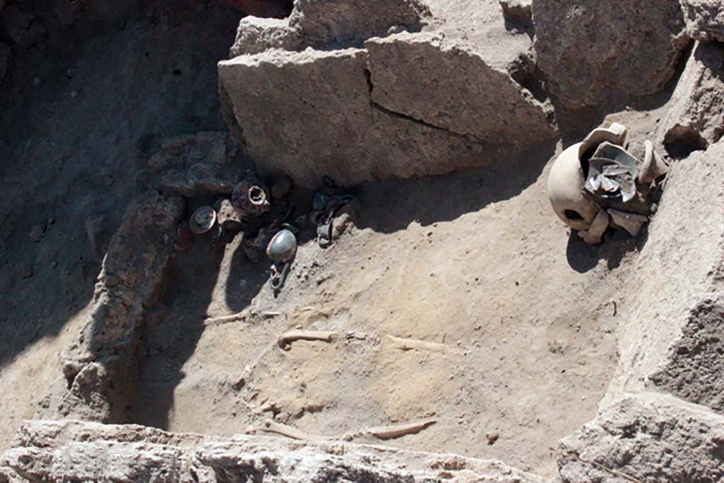 HG31A Pompeii. Tomb of a Samnite Woman. 2015. 
Both the artifacts and the layer of soil in which the tomb was found suggest that it was built in the 4th century BC, during the Samnite period.
Photograph � Parco Archeologico di Pompei.

