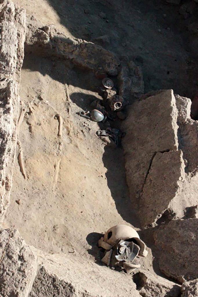 HG31A Pompeii. Tomb of a Samnite Woman. 2015. View north-east from foot to head of tomb.
Photograph � Parco Archeologico di Pompei.
