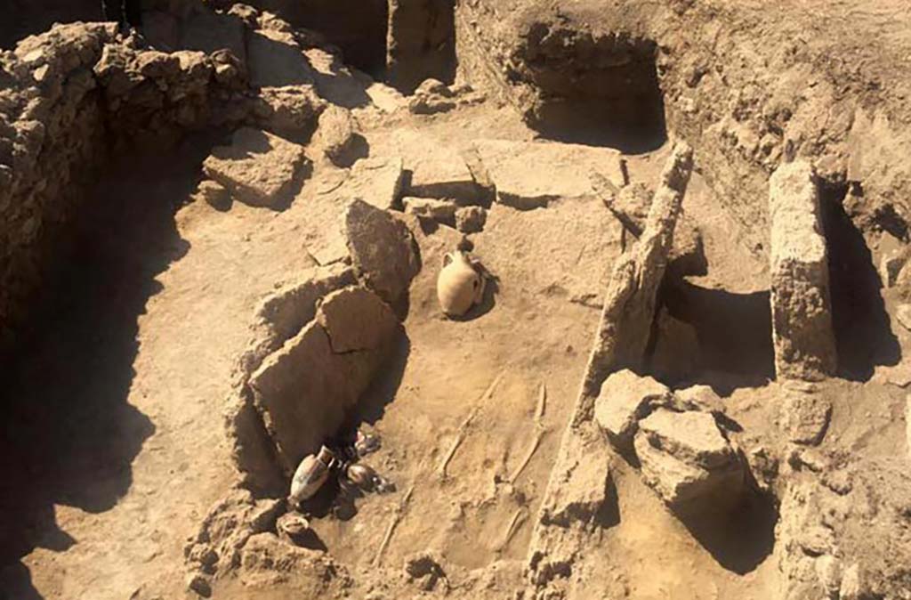 HG31A Pompeii. Tomb of a Samnite Woman. 2015. Tomb dating from 4th century BC.
According to Laetitia Cavassa, a few Samnite tombs were uncovered in the same area in the 19th century.
According to documents from that time, they were smaller, consisting of a cavity, a body and a few offerings that we have lost trace of. 
Other tombs were excavated in 1979, but they were more recent. 
Here we have a complete ensemble dating from the 4th century BC, which is extraordinary, even if some of the blocks are damaged.
See https://news.cnrs.fr/articles/a-rare-pre-roman-tomb-surfaces-in-pompeii 
Photograph � Parco Archeologico di Pompei.
