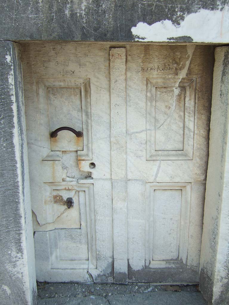HGE34 Pompeii. May 2006. Restored marble door on north side.