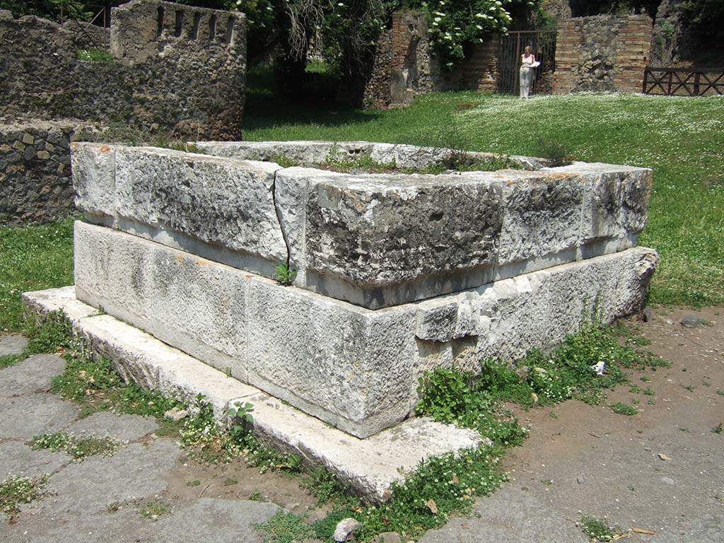 HGE35 Pompeii. May 2006. Looking north-east. According to Kockel, as there is no door this may be an altar style grave.
See Kockel V., 1983. Die Grabbauten vor dem Herkulaner Tor in Pompeji. Mainz: von Zabern. (p. 165-6).