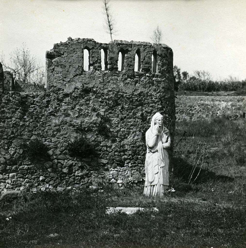 HGE36, Pompeii. 1900-1930. Statue of woman, in front of HGE39a.
The original statue can be seen in VII.7.29.
Photo by Esther Boise Van Deman (c) American Academy in Rome. VD_Archive_Ph_233.