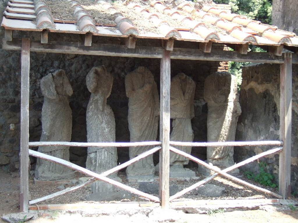 HGE39 Pompeii. May 2006. Front of tomb with statues in storage. According to Kockel some of these statues with certainty belong to HGE39. However no accurate finding reports are available so this cannot be shown for certain. See Kockel V., 1983. Die Grabbauten vor dem Herkulaner Tor in Pompeji. Mainz: von Zabern. (p. 177, Taf. 63).