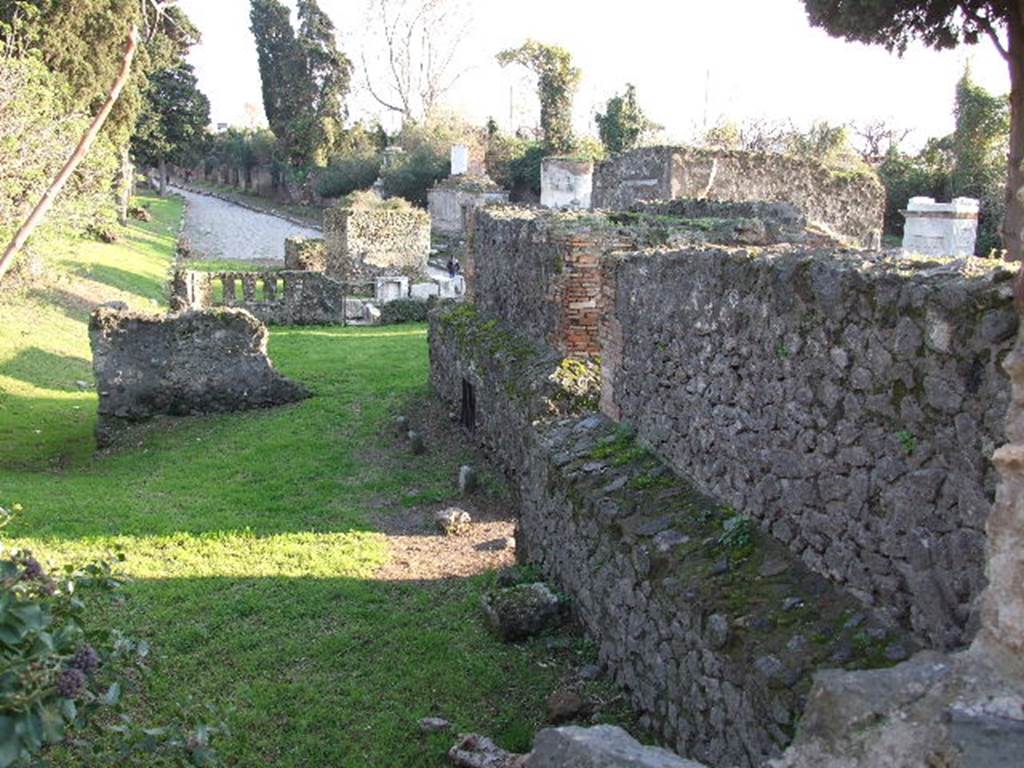 HGE43 Pompeii. December 2006. Looking east along north side.