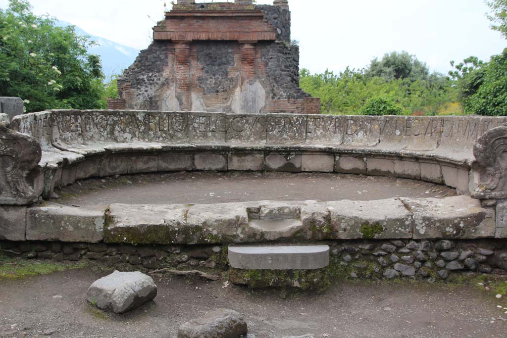 HGW04 Pompeii. April 2014. Looking west towards the Latin inscription on the schola tomb of Mamia.
Photo courtesy of Klaus Heese.