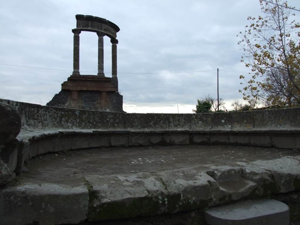 HGW04 Pompeii. December 2007. Looking towards the schola tomb of Mamia, in the foreground.