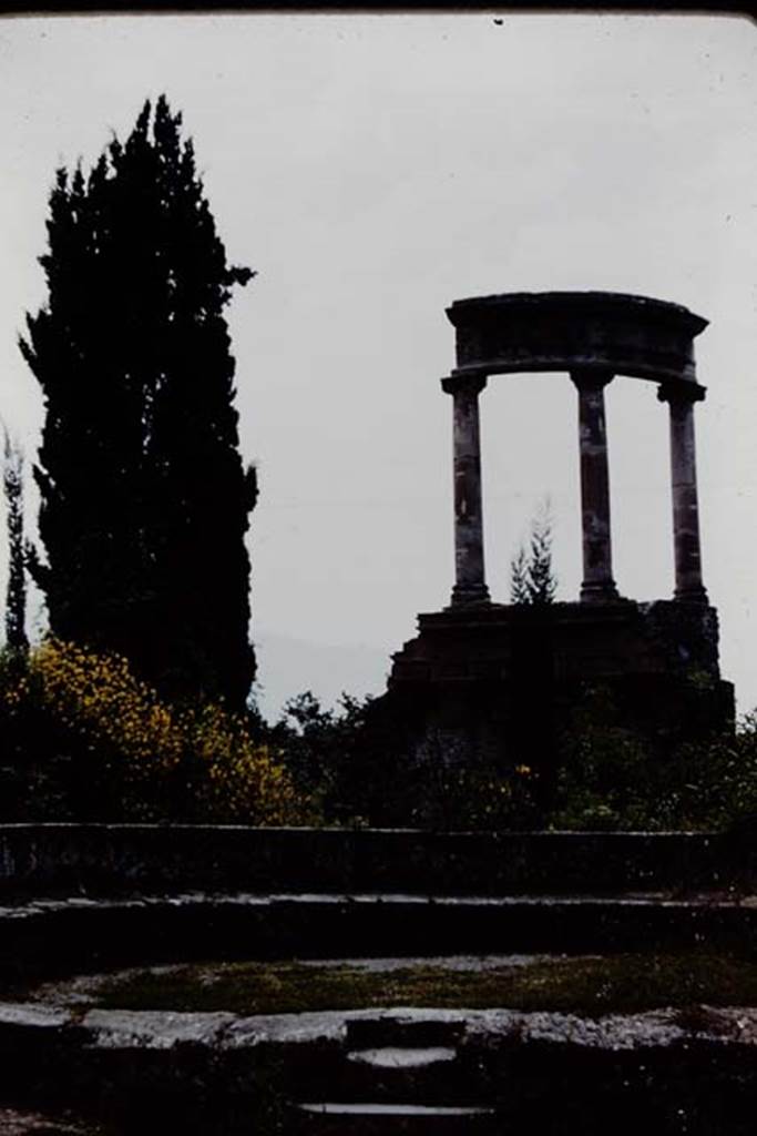 HGW04 Pompeii. 1961. Looking towards the schola tomb of Mamia, in the foreground.
Photo by Stanley A. Jashemski.
Source: The Wilhelmina and Stanley A. Jashemski archive in the University of Maryland Library, Special Collections (See collection page) and made available under the Creative Commons Attribution-Non Commercial License v.4. See Licence and use details.
J61f0615