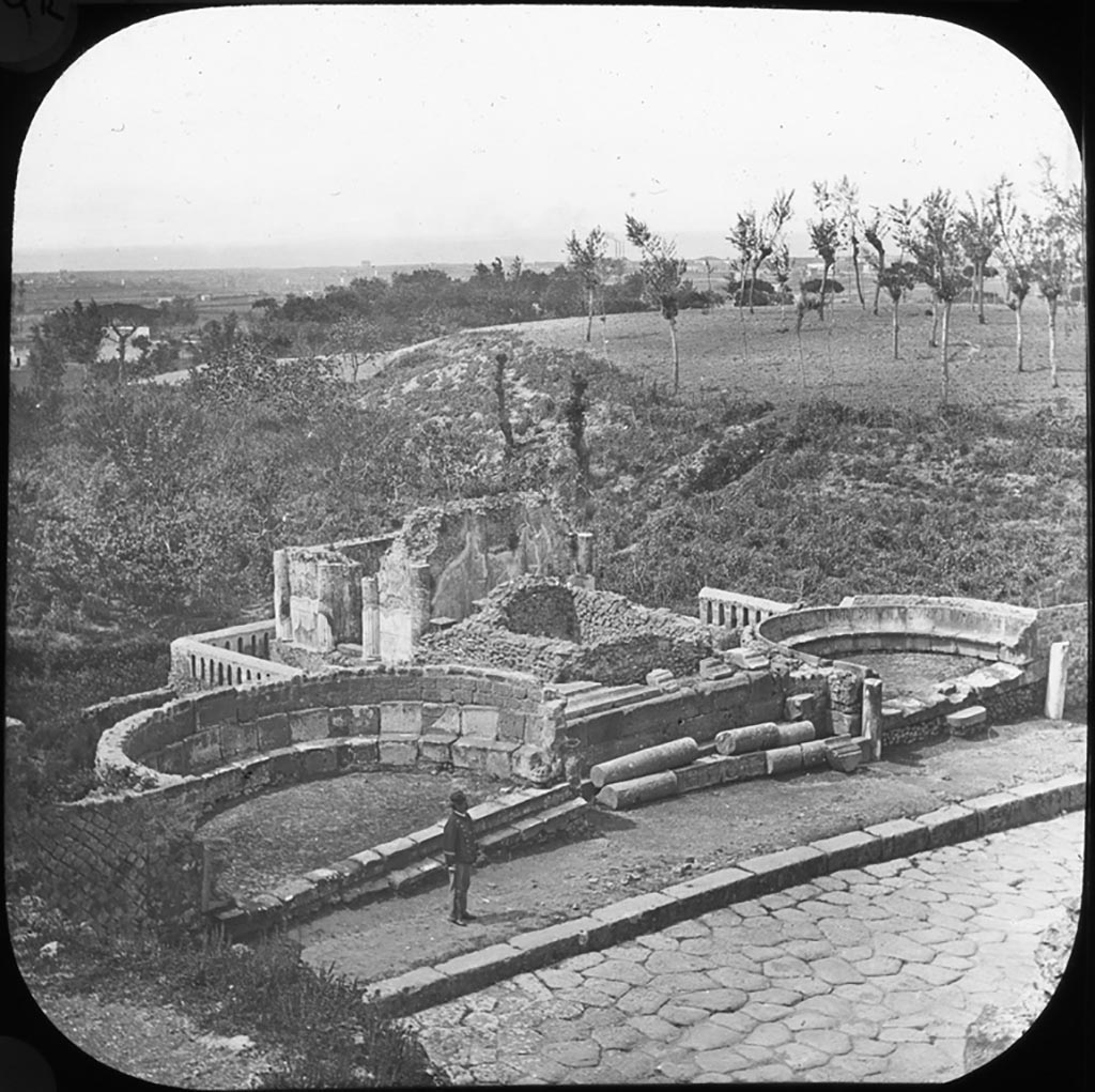 HGW02-4 Pompeii, with HGW04, on right. Looking north-west.
Photo by permission of the Institute of Archaeology, University of Oxford. File name instarchbx208im 031. Source ID. 44357.
See photo on University of Oxford HEIR database