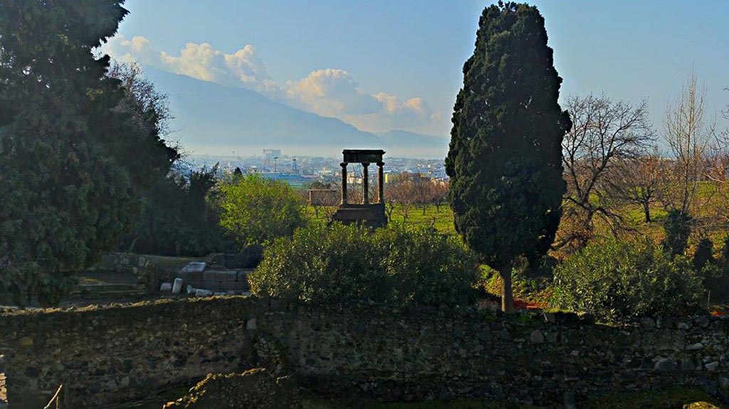 HGW04a Pompeii. 2015/2016.
Looking south-west towards tomb and across to Sorrentine Peninsula. Photo courtesy of Giuseppe Ciaramella.