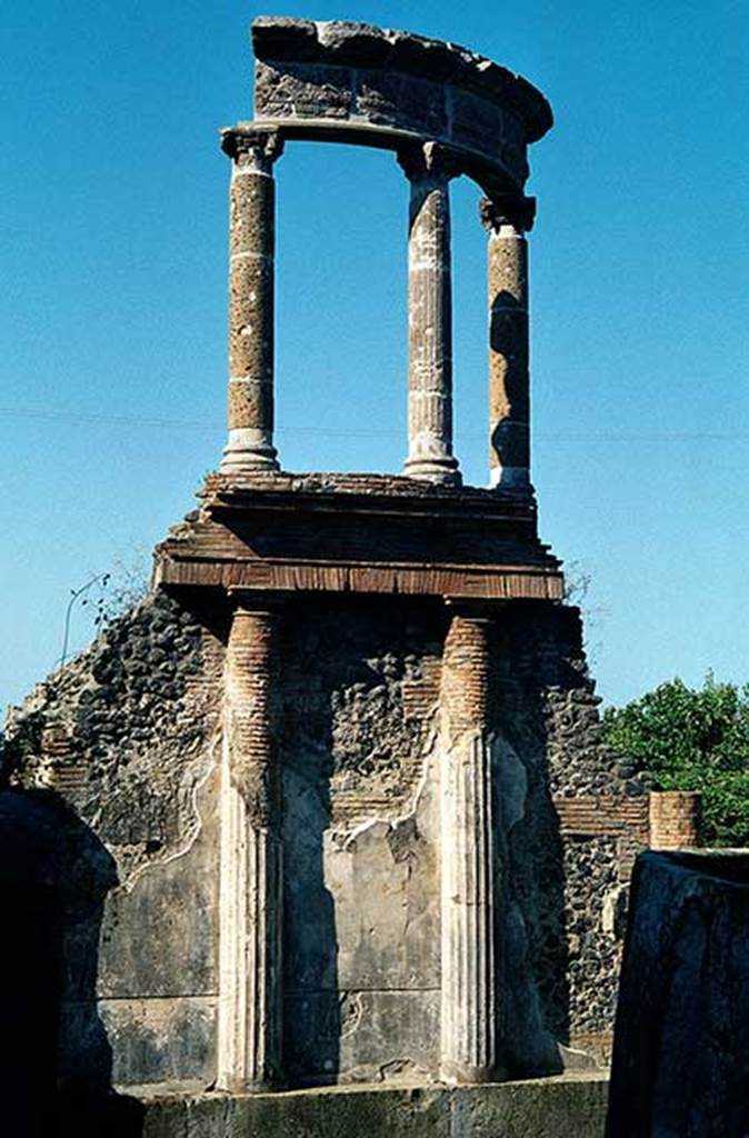 HGW04a Pompeii. June 2001. Looking at tomb from Via dei Sepolcri, between HGW03 and HGW04. Photo courtesy Arne Andersson.