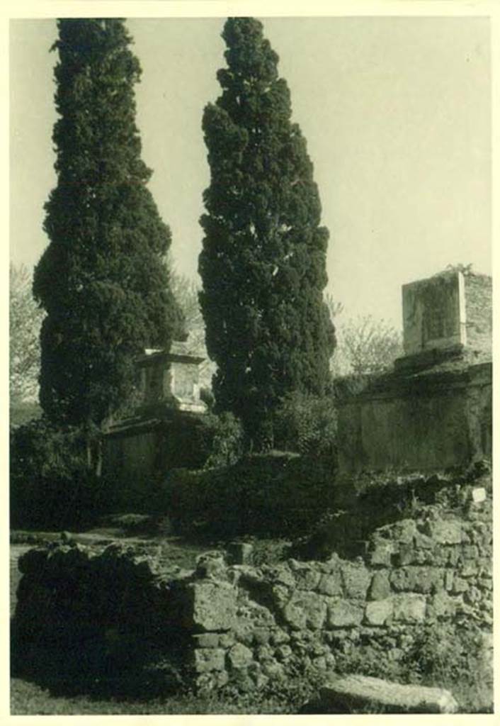 HGW16 and HGW17 Pompeii. 1940. Looking south across front of tombs on Via dei Sepolcri. Photo courtesy of Rick Bauer.