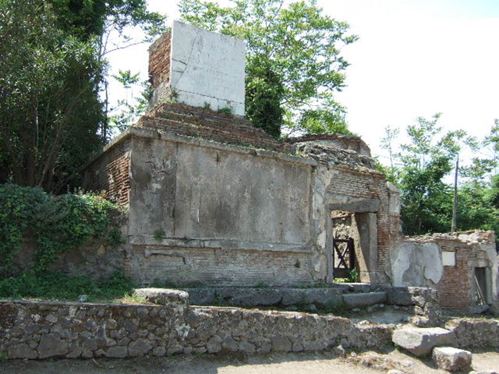 HGW17 Pompeii. May 2006. Looking west towards the front of the tomb.