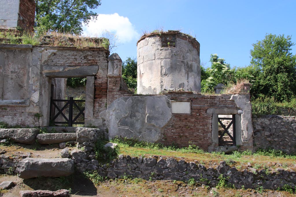 HGW17 Pompeii, on left. May 2024.
Looking west towards doorway to tomb, with doorway to HGW18, on right. Photo courtesy of Klaus Heese.