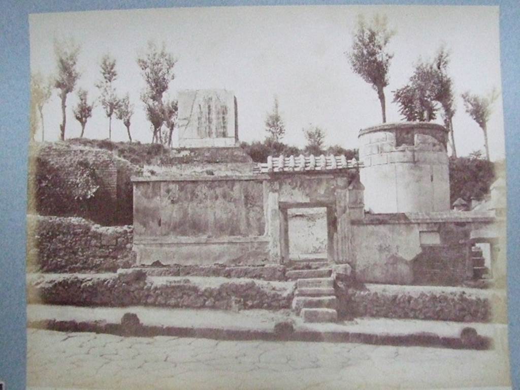HGW17 Pompeii. Looking west towards the front of the tomb. Old undated photograph courtesy of the Society of Antiquaries, Fox Collection.