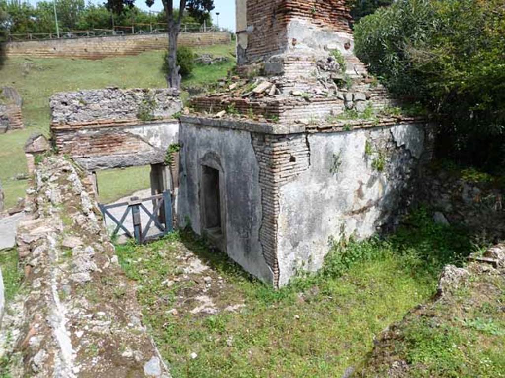 HGW17 Pompeii. May 2010. North and west side of tomb.