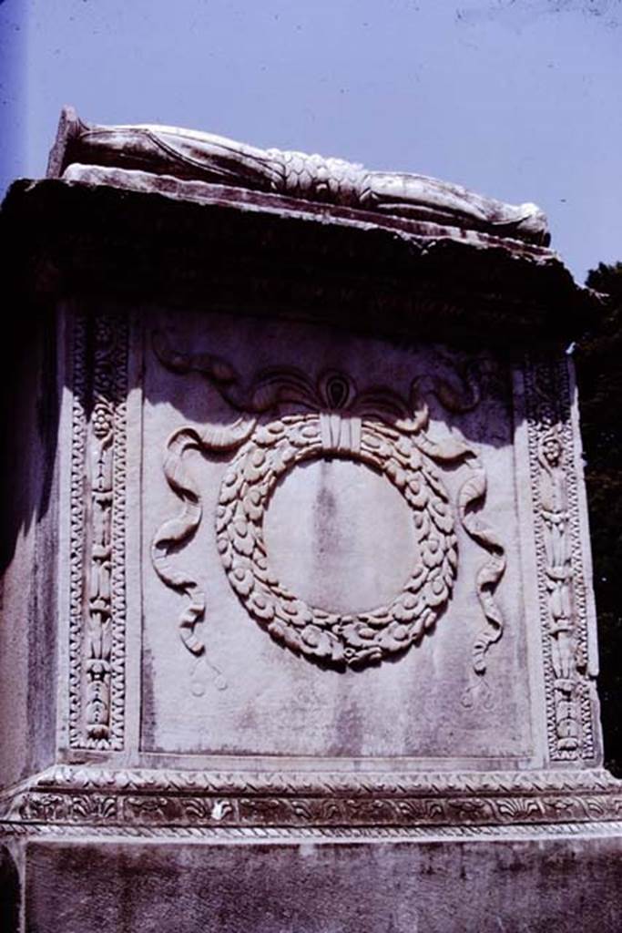 HGW20 Pompeii. 1970. South side of tomb, with wreath decoration. Photo by Stanley A. Jashemski.
Source: The Wilhelmina and Stanley A. Jashemski archive in the University of Maryland Library, Special Collections (See collection page) and made available under the Creative Commons Attribution-Non Commercial License v.4. See Licence and use details.
J70f0602
